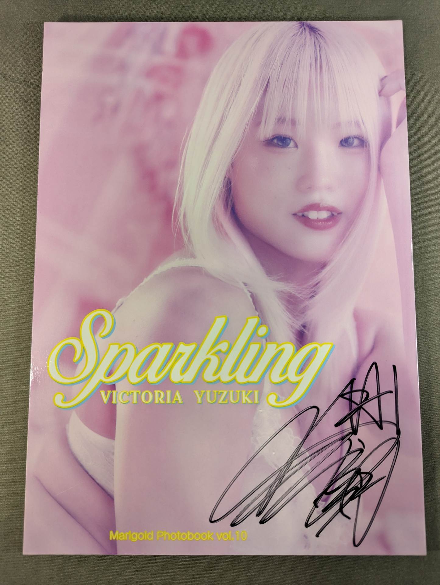 直筆サイン入り】ビクトリア弓月 写真集 Sparkling – 闘道館