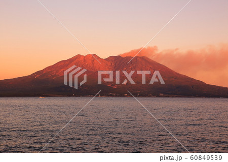 赤い桜島の写真素材 [60849539] - PIXTA