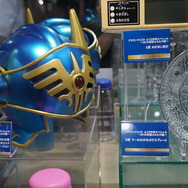 メタリックブルーに輝く「ロトの兜」がクール！「ドラクエ ふくびき所