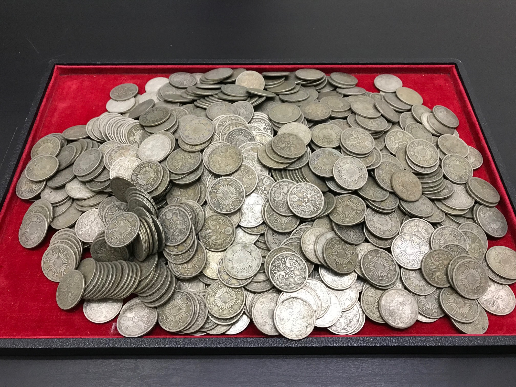 大量の古銭銀貨 小型旭日50銭銀貨など