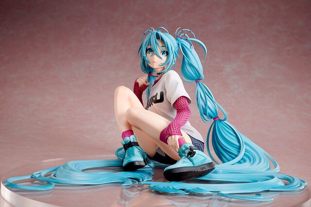 あらわになった太ももがスニーカーに映える！「初音ミク」×米山舞氏の