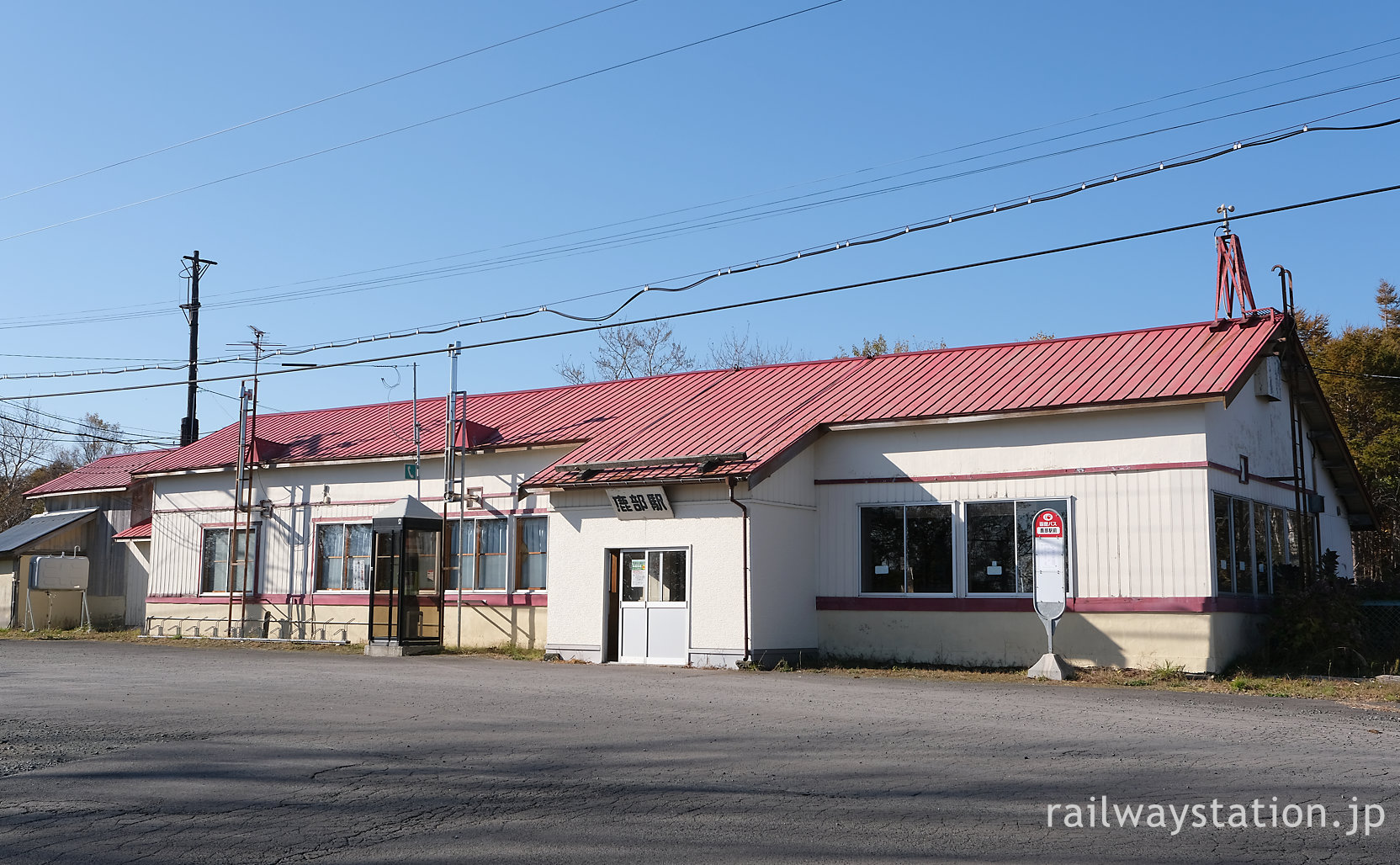 鹿部駅(JR北海道・函館本線砂原支線)～堂々たる木造駅舎は街から離れ…～