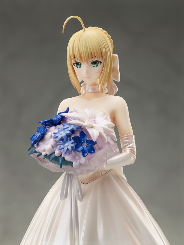 Fate」セイバー“あなたが私のマスターか” 純白ロイヤルドレス姿の
