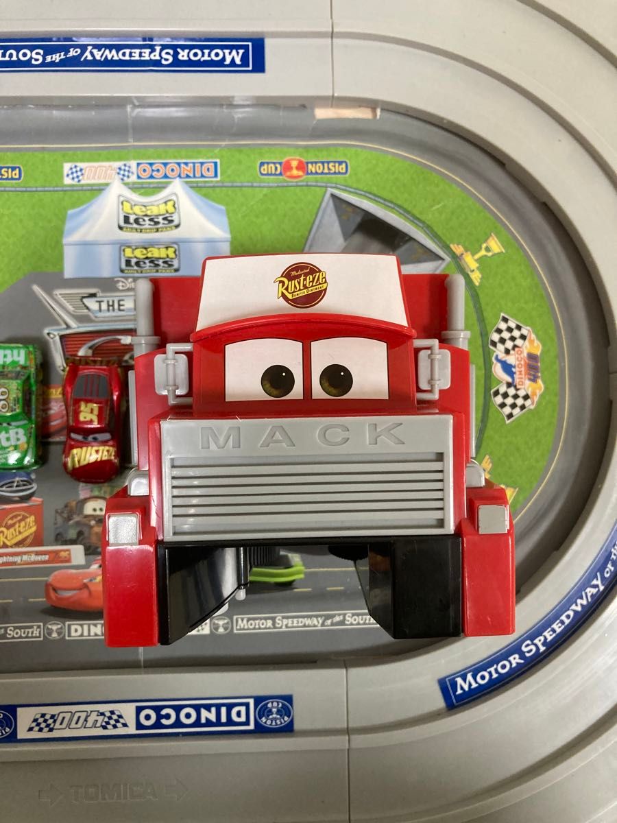 トミカ カーズ ぐるぐるサーキット めざせ ピストンカップ