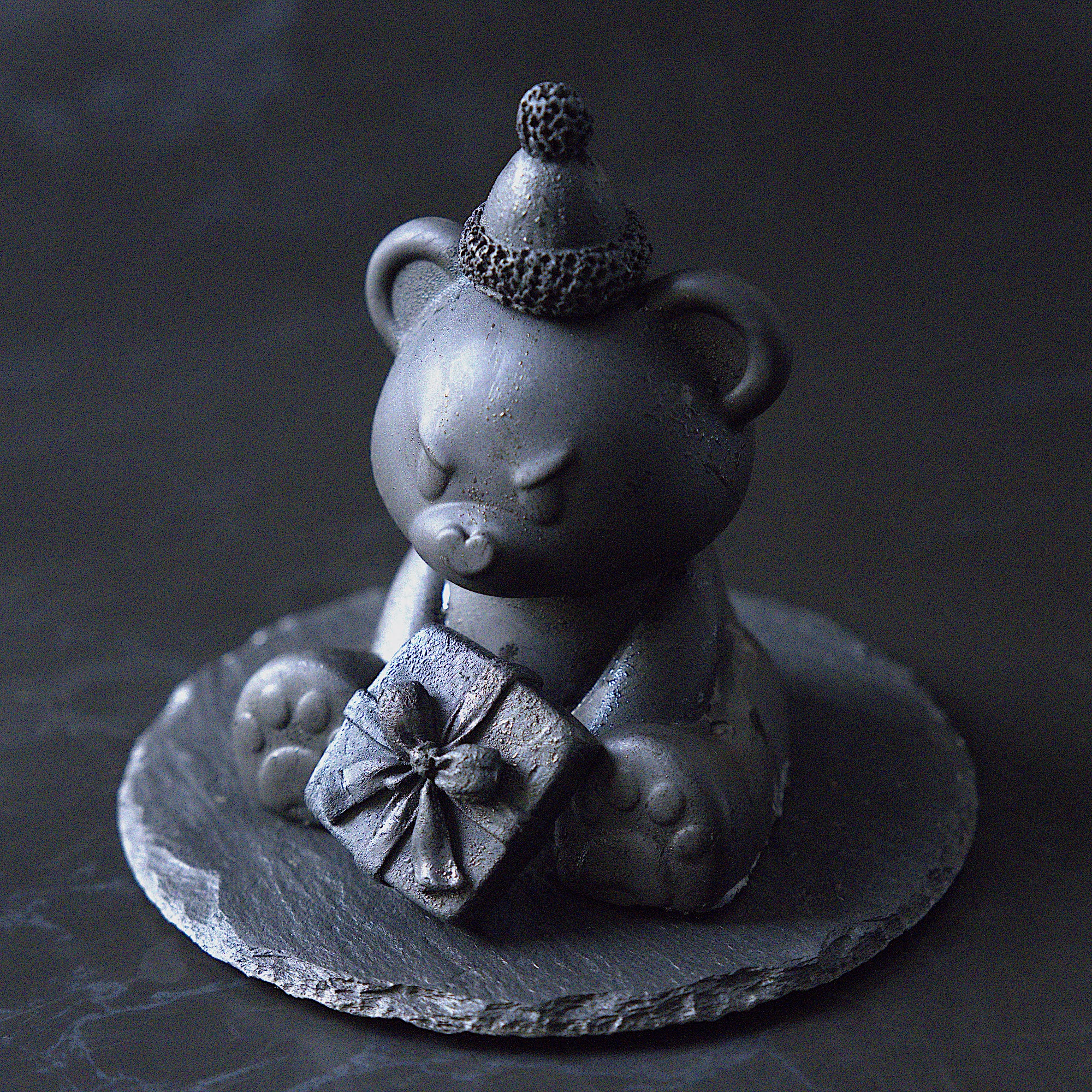 期間限定】むすッとしたクマのケーキ：クリスマス2025 | BLVCK PARIS