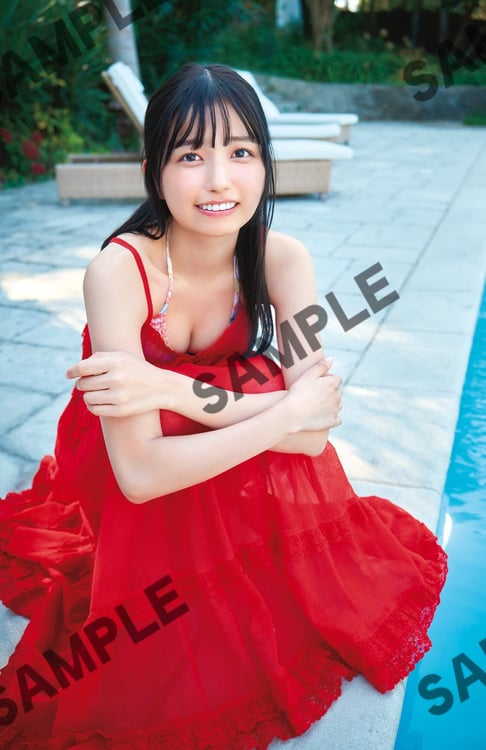 乃木坂46五百城茉央が王族の旧邸宅に座る、写真集「未来の作り方」特典