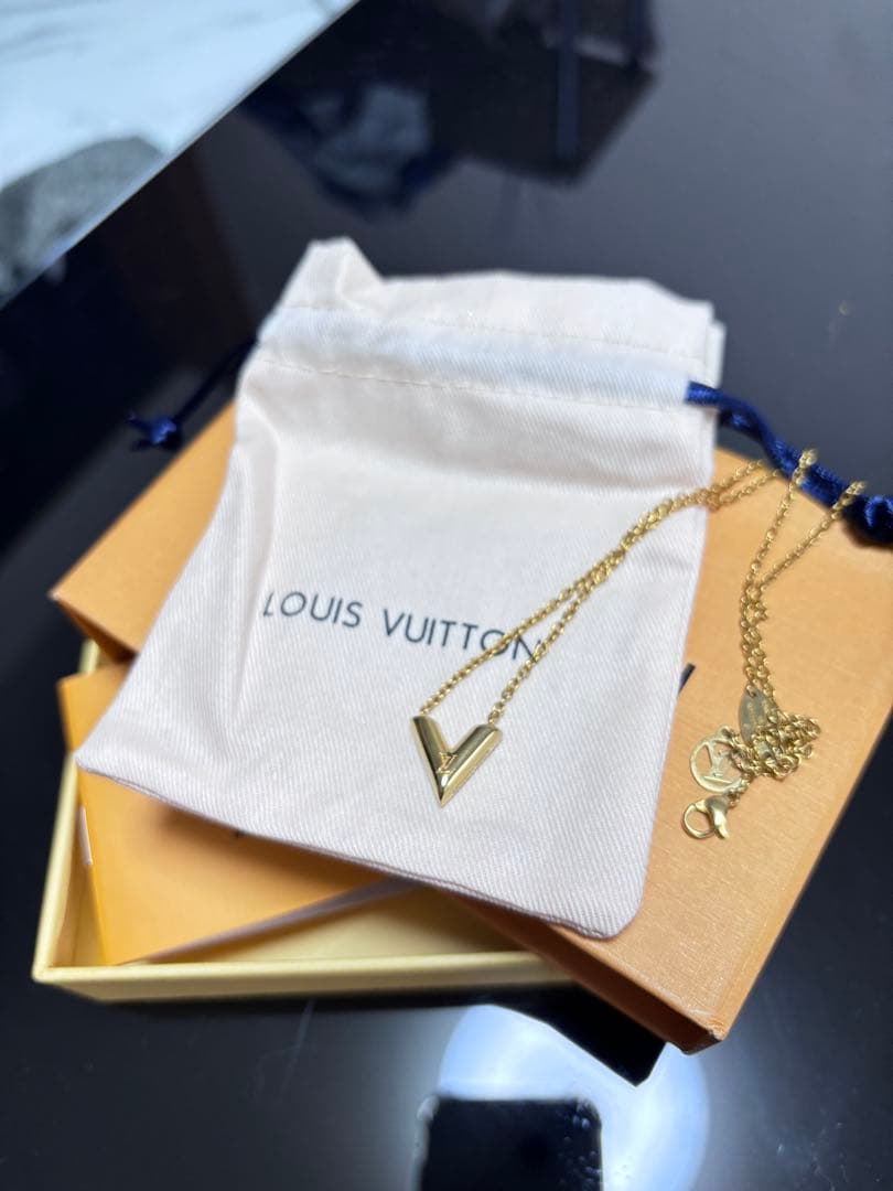 ゆ*や様 LOUIS VUITTON ネックレスエセンシャルV メッキゴールド